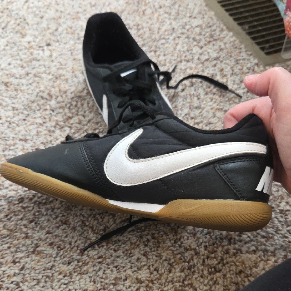 Nike Men's Black and White Indoor Soccer or Futsal Shoes with Tan Sole Size 6 - Picture 5 of 13
